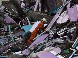 Kisah Ibu Evakuasi Anaknya di Reruntuhan Gempa Sulbar
