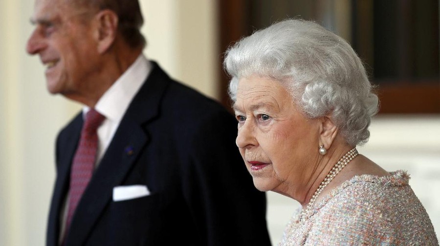 FILE - In this Thursday, Nov. 3, 2016 file photo, Britain's Prince Philip and Queen Elizabeth II bid farewell to Colombia's President Juan Manuel Santos, and his wife Maria Clemencia de Santos, following their state visit, at Buckingham Palace in London. Queen Elizabeth II and her husband have received their COVID-19 vaccinations. Buckingham Palace officials said in a statement that the 94-year-old monarch and 99-year-old Prince Philip received their jabs on Saturday, Jan. 9, 2021, joining some 1.5 million people in Britain who have been given the first dose of a vaccine against the coronavirus. (Stefan Wermuth/Pool Photo via AP, File)