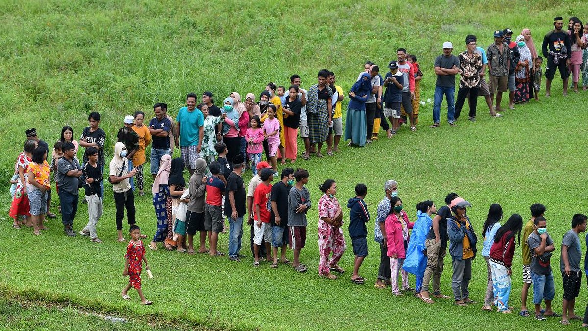 FOTO: Asa Korban Gempa Mamuju Antre Mendapat Bantuan