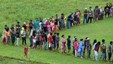 FOTO: Asa Korban Gempa Mamuju Antre Mendapat Bantuan Gempa bumi magnitudo 6,2 yang menggguncang Sulawesi Barat mengakibatkan puluhan korban tewas dan belasan ribu orang mengungsi. Termasuk di Kabupaten Mamuju.