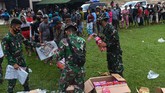 FOTO: Asa Korban Gempa Mamuju Antre Mendapat Bantuan Gempa bumi magnitudo 6,2 yang menggguncang Sulawesi Barat mengakibatkan puluhan korban tewas dan belasan ribu orang mengungsi. Termasuk di Kabupaten Mamuju.
