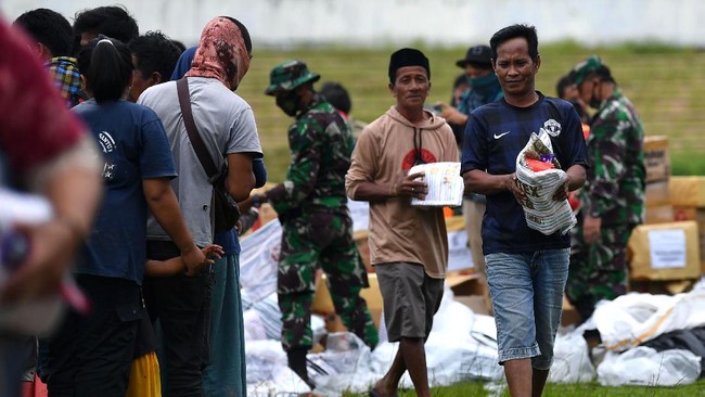 Istana menjelaskan tak ada pengungsi yang dipaksa pindah jelang kunjungan Presiden Jokowi. Para pengungsi diklaim senang dikunjungi.