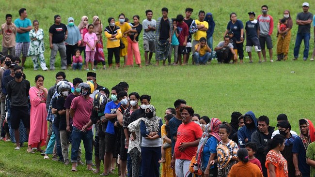 Sejumlah warga Sulawesi Barat korban gempa bumi dilaporkan mencari kartu keluarga (KK) mereka di puing gempa demi mendapat bantuan.