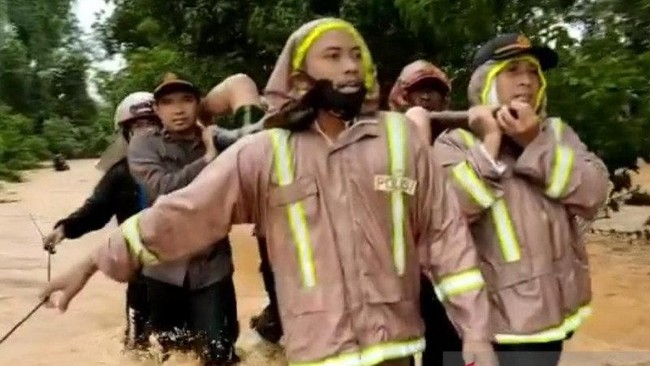 Banjir di Kalimantan Selatan ikut sebabkan tanah longsor yang tewaskan lima warga.