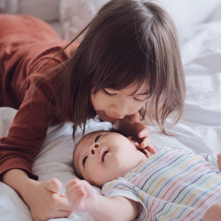 <p>6. Anak pertama Ringgo dan Sabai, Bjorka Dieter Morscheck pun terlihat sangat menyayangi adiknya lho, Bunda. (Foto: Instagram @sabaidieter & @ringgoagus)</p>