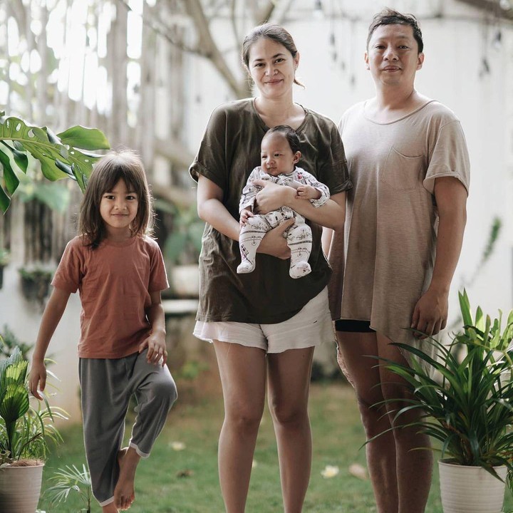 <p>7. Keluarga Sabai Morscheck dan Ringgo Agus Rahman terlihat sangat harmonis ya, Bunda? Kita doakan, keluarga ini selalu diberi kesehatan dan kebahagiaan. Aamin. (Foto: Instagram @sabaidieter & @ringgoagus)</p>