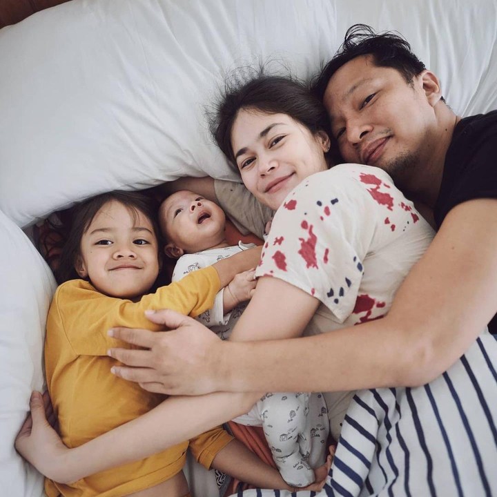 <p>1. Keluarga pasangan artis Sabai Morscheck dan Ringgo Agus Rahman terasa makin lengkap, setelah kelahiran anak kedua mereka, Curtis Ziggy Mars Morscheck. (Foto: Instagram @sabaidieter & @ringgoagus)</p>