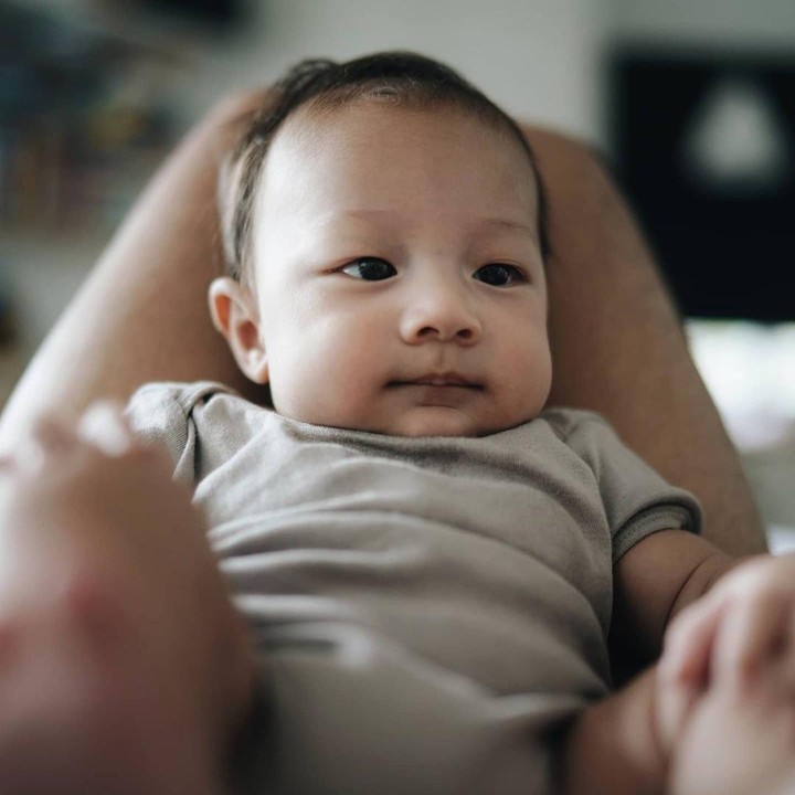 <p>4. Terkadang, baby Curtis terlihat mirip dengan ayahnya, Ringgo Agus Rahman. (Foto: Instagram @sabaidieter & @ringgoagus)</p>