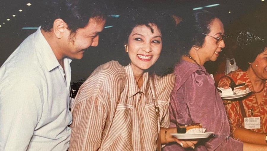 Farida Pasha (tengah)