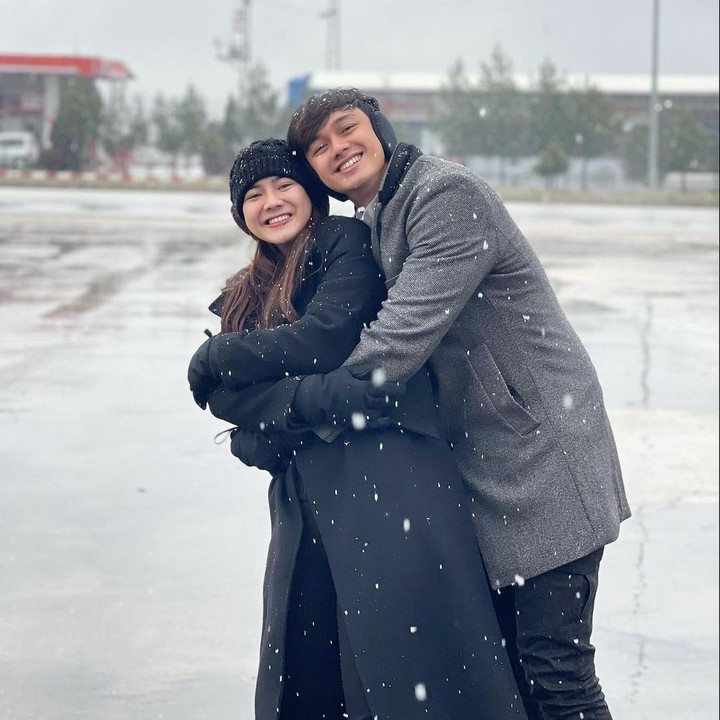 <p>Dengan berbagai pose yang berbeda-beda, potret ini juga memperlihatkan bahwa keduanya terlihat manis dan mesra ya, Bunda. (Foto: Instagram @hitocaesar)</p>