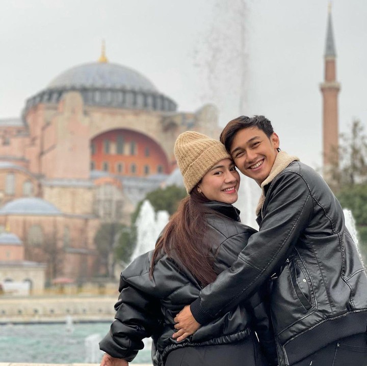 <p>Felicya Angelista dan Caesar Hito juga menyempatkan diri berkunjung ke tempat bersejarah seperti Hagia Sophia. Dengan jaket kulit hitam, mereka tampak menikmati musim dingin yang tengah menyelimuti negara tersebut. (Foto: Instagram @hitocaesar)</p>