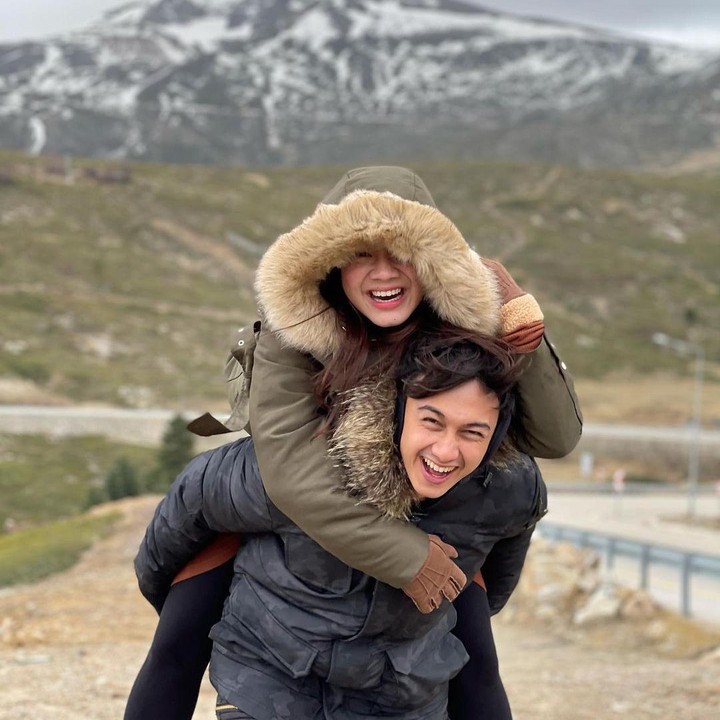 <p>Setelah mengikat janji suci, pasangan yang sebelumnya berpacaran selama 7 tahun ini bertolak ke Turki untuk honeymoon alias berbulan madu. (Foto: Instagram @hitocaesar)</p>