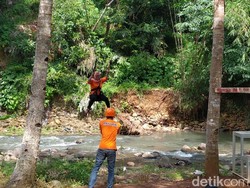 Wahana Flying Fox di Sedekan River Tubing