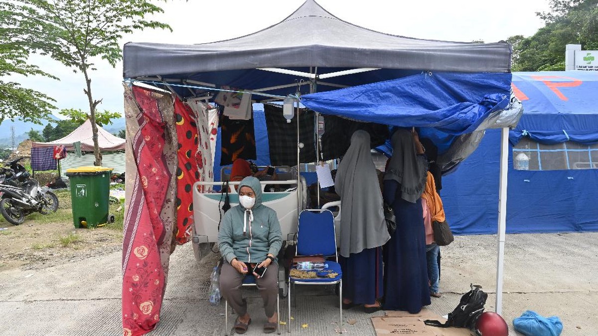 FOTO: Korban Gempa Mamuju Sulbar Dirawat di Tenda Darurat
