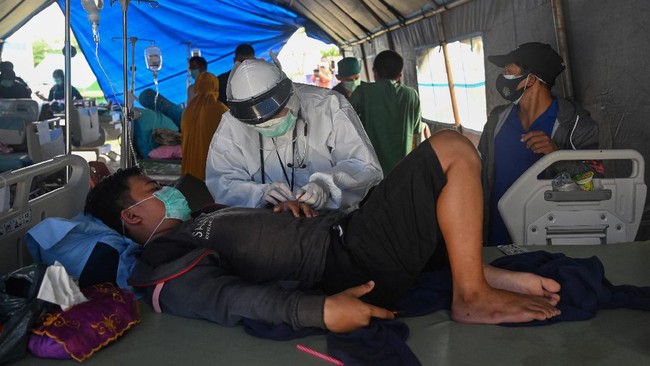 FOTO: Korban Gempa Mamuju Sulbar Dirawat di Tenda Darurat