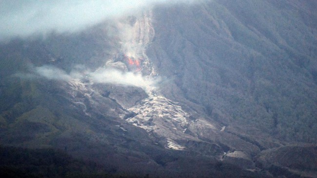 Dua kali guguran awan panas dari Gunung Semeru tercatat oleh PVMBG, namun aktivitas ini dikatakan lebih kecil dari Sabtu.