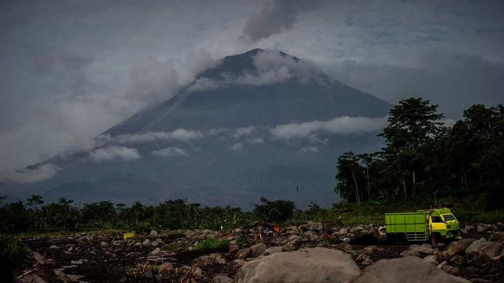 Gunung Semeru Erupsi Tiga Kali pada Minggu Pagi
