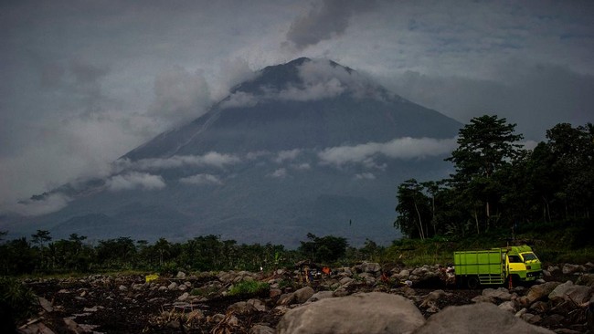 Warga Kabupaten Lumajang yang terdampak erupsi Gunung Semeru mengungsi ke rumah ibadah dan kantor kepala desa setempat.