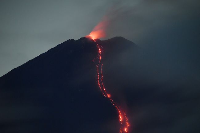 Foto Batuk Gunung Semeru Muntahkan Awan Panas Sejauh 4 5 Km