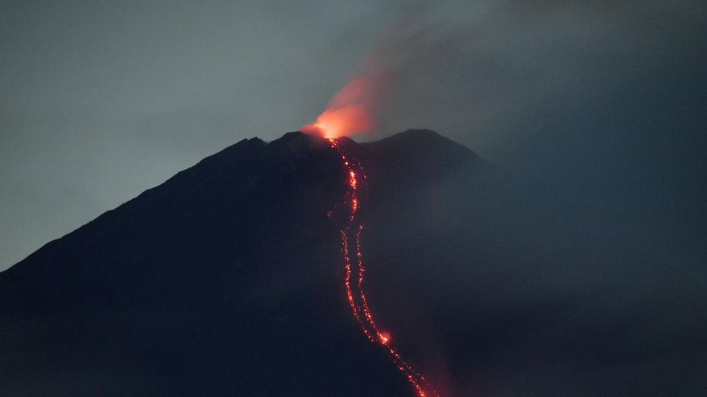 Gunung Semeru Erupsi Malam Ini, Tinggi Letusan hingga 1.000 Meter