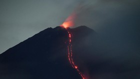 Gunung Semeru Muntahkan Lava, Status Waspada Level II