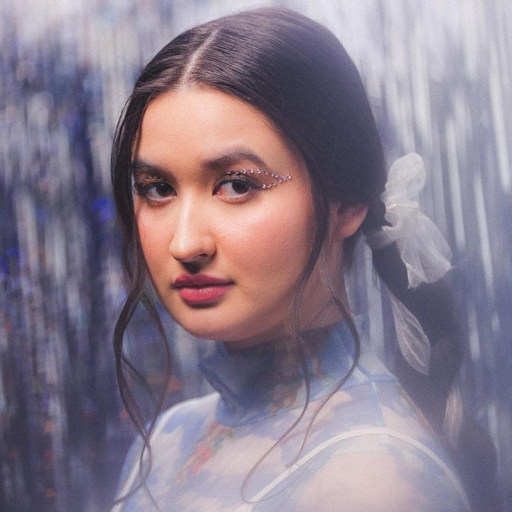 <p>Tak hanya dikontrak label asing, perempuan 21 tahun ini sering tampil di acara bersama penyanyi berbakat dunia lho, Bunda. Bangga banget ya! (Foto: Instagram @stephaniepoetri)</p>