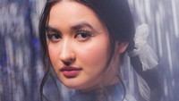 <p>Tak hanya dikontrak label asing, perempuan 21 tahun ini sering tampil di acara bersama penyanyi berbakat dunia lho, Bunda. Bangga banget ya! (Foto: Instagram @stephaniepoetri)</p>