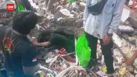 VIDEO: Warga Mamuju Cari Makanan di Bawah Reruntuhan Toserba