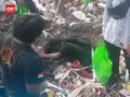 VIDEO: Warga Mamuju Cari Makanan di Bawah Reruntuhan Toserba