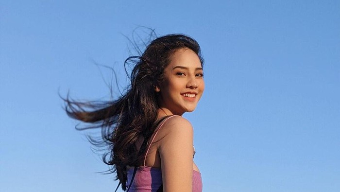 8 Pesona Anya Geraldine Liburan di Alam Bebas, Tetap Sexy!