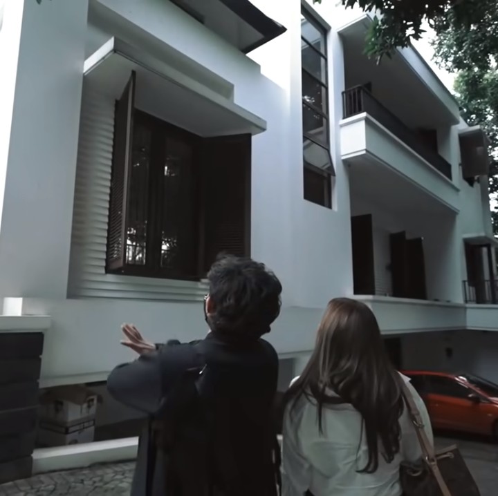 <p>Rumah megah yang Atta beli ini terlihat mewah dan lebih besar dari huniannya sebelumnya. Di dalamnya pun terdapat lebih kurang 6 kamar berukuran besar. (Foto: YouTube: Atta Halilintar)</p>