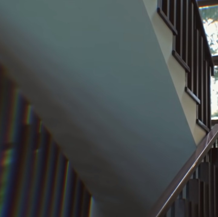 <p>Ternyata rumah tersebut bukan bangunan baru, Bunda. Meski begitu, ia merombak total interior sesuai keinginannya dan Aurel. (Foto: YouTube: Atta Halilintar)</p>