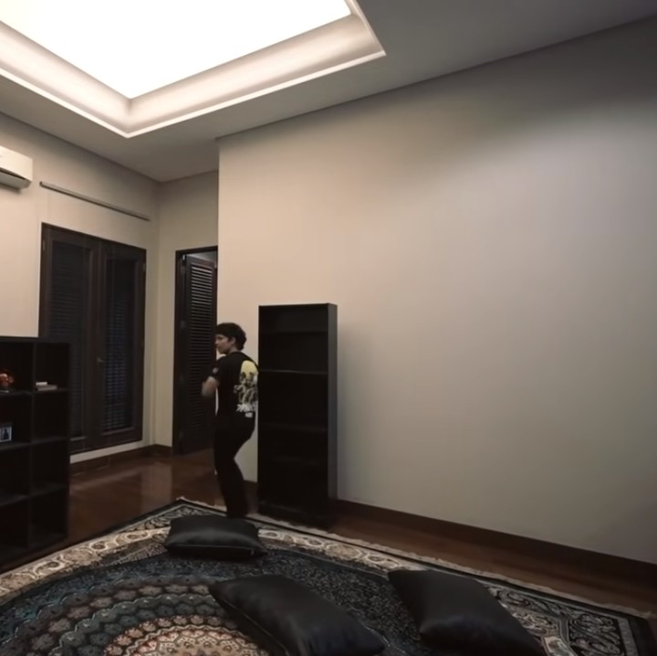 <p>Kalau ruangan ini, nantinya akan menjadi kamar utama yang akan dipakai Atta dan Aurel, Bunda. (Foto: YouTube: Atta Halilintar)</p>