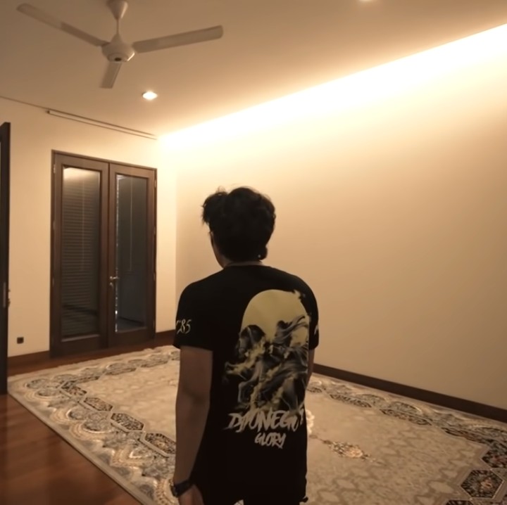<p>Nah kalau ini, rencananya akan digunakan sebagai kamar anak. Namun sebelumnya, ruangan ini akan difungsikan sebagai ruang kerja kecil untuk syuting Atta dan Aurel. (Foto: YouTube: Atta Halilintar)</p>
