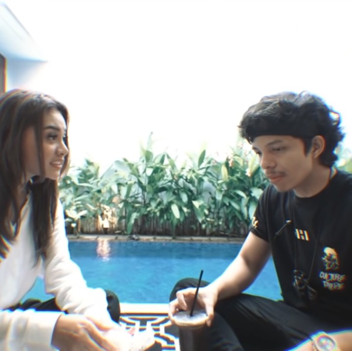 <p>Semoga rumah Atta dan Aurel bisa cepat sesuai dengan harapan keduanya ya, Bunda. Kita doakan juga agar pernikahan mereka bisa berjalan lancar hingga hari H. Aamiin. (Foto: YouTube: Atta Halilintar)</p>