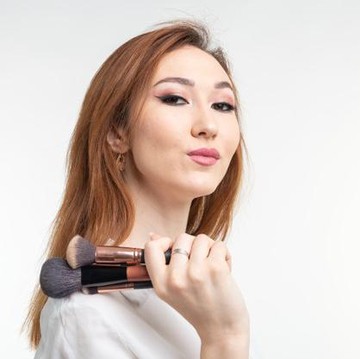 img-title Beauty 101: Mengenal 5 Jenis Aplikator Dasar Makeup untuk Pemula