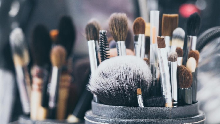 Make-up brushes in Leather cylinder.