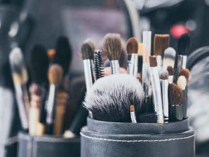 Suami Inisiatif Bersihkan Alat Makeup Istri, Hasilnya di Luar Dugaan