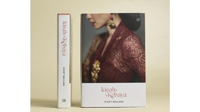 Desainer Didiet Maulana memperkenalkan buku Kisah Kebaya bertepatan dengan hari ulang tahunnya, Senin (18/1).
