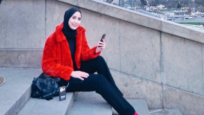 Kasual Hingga Formal! Begini Rahasia Mix and Match Outer ala Fanny Fabriana