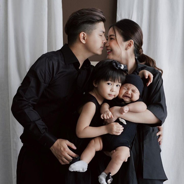 <p>Enggak cuma berdua, kini mereka lakukan sesi foto keluarga lengkap dengan kedua anak-anaknya, Nastusha Olivia Alinskie  dan Dante Oliver Alinskie. (Foto: Instagram @juniapics)</p>