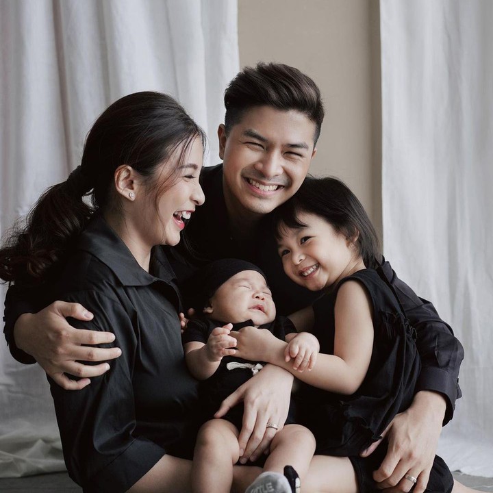 <p>Chelsea Olivia dan Glenn Alinskie baru-baru ini lakukan photoshoot keluarga nih, Bunda. (Foto: Instagram @juniapics)</p>