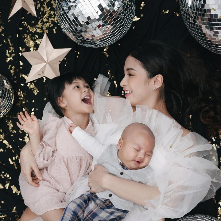 <p>Tak hanya dengan dresscode serba hitam, mereka juga kompak memakai busana semi formal sebagai berikut. (Foto: Instagram @chelseaolivia)</p>