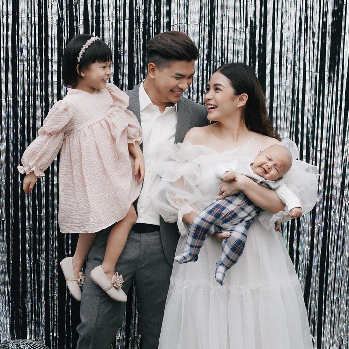 <p>Meski dalam beberapa potret baby Dante terlihat rewel, keluarga kecil ini tetap menunjukkan ekspresi bahagia mereka. (Foto: Instagram @chelseaolivia)</p>