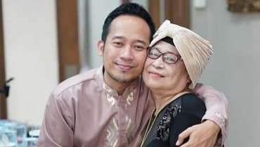img-title Denny Cagur dan Shanty Wujudkan Permintaan Terakhir Mendiang Ibunda