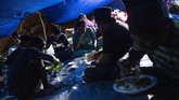 FOTO: Korban Gempa Sulbar Bertahan di Pengungsian Ribuan korban gempa Sulbar mengungsi di tenda darurat. Terdapat 25 titik pengungsian bagi warga yang terdampak.