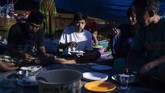 FOTO: Korban Gempa Sulbar Bertahan di Pengungsian Ribuan korban gempa Sulbar mengungsi di tenda darurat. Terdapat 25 titik pengungsian bagi warga yang terdampak.