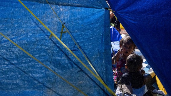 Satu keluarga pengungsi korban gempa Sulawesi Barat diisolasi setelah hasil tes antigen menunjukkan reaktif covid-19.