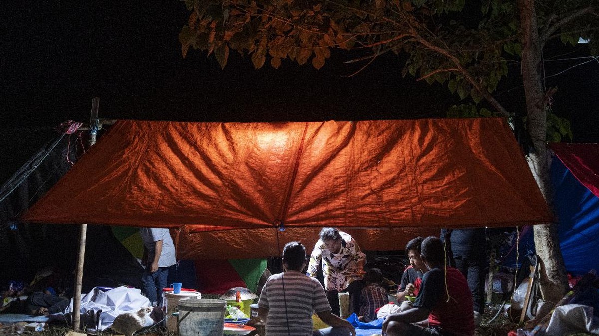 FOTO: Korban Gempa Sulbar Bertahan di Pengungsian