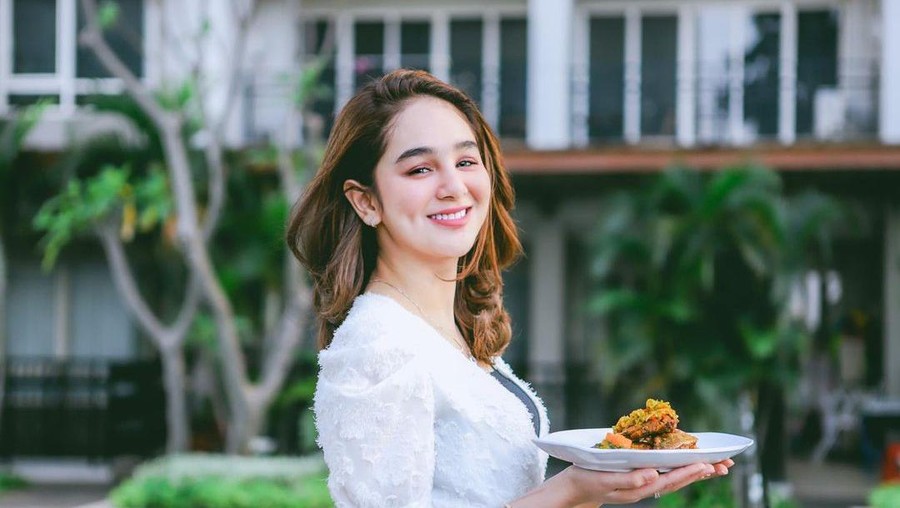 Mewahnya Kulineran Hana Hanifah di Restoran Berkelas